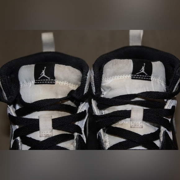 Jordan 1 Mid - 9C (Black, White, Smoke Grey) Used w/ Box - Picture 3 of 4